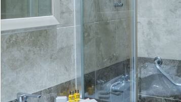 Kamar Junior | Kamar mandi | Shower, perlengkapan mandi gratis, pengering rambut, dan handuk