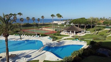 Una piscina al aire libre