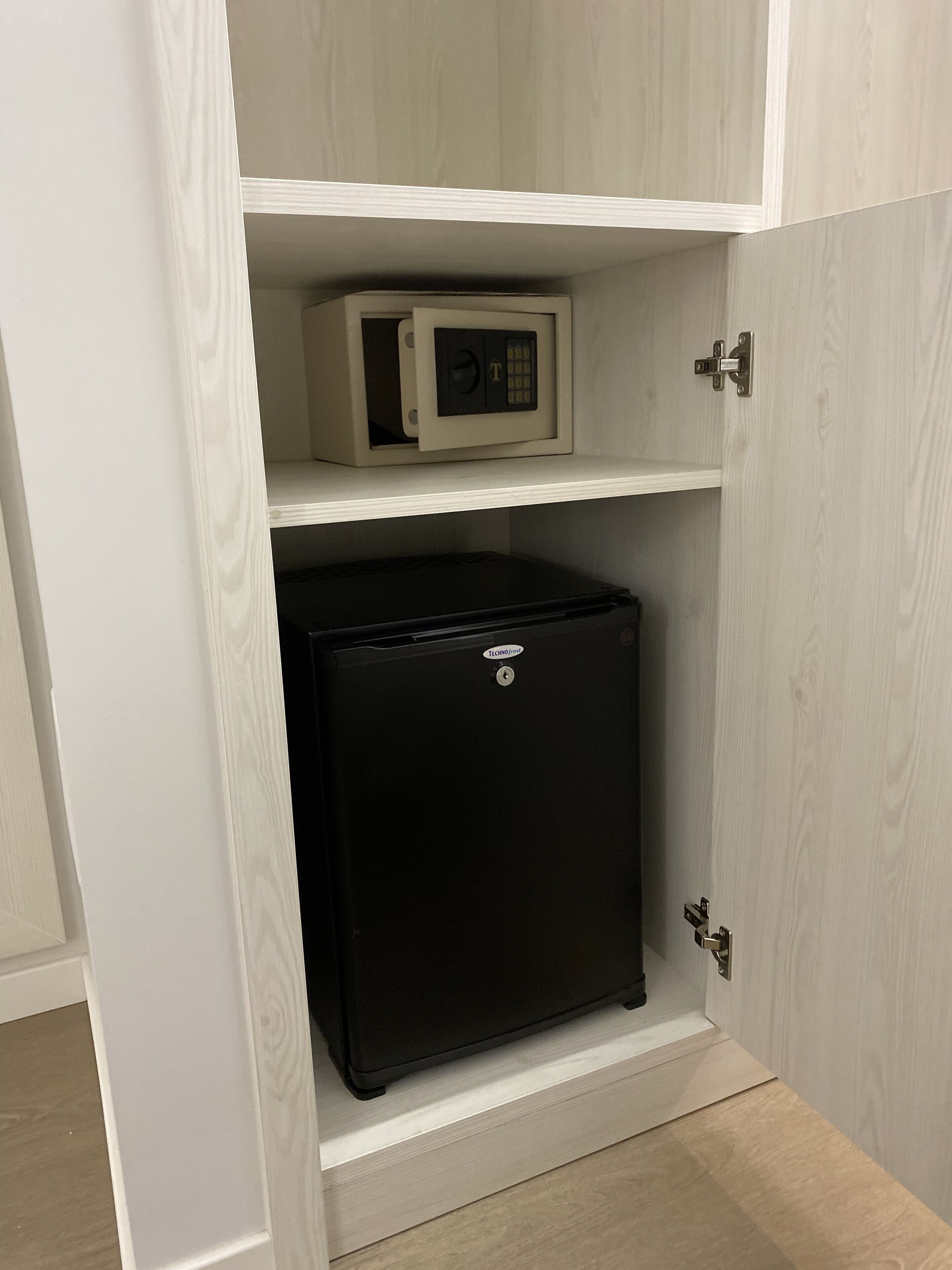 deluxe double or twin room | in-room safe, desk, blackout curtains, soundproofing