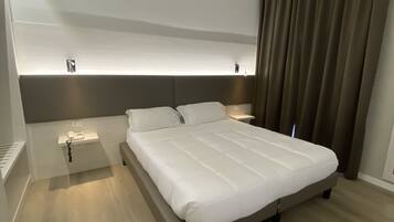 Deluxe-Doppel- oder -Zweibettzimmer | Zimmersafe, Schreibtisch, Verdunkelungsvorhänge, schallisolierte Zimmer