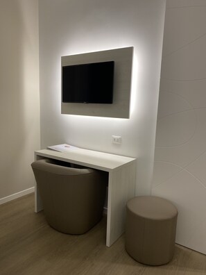 Deluxe Double or Twin Room | In-room safe, desk, blackout curtains, soundproofing - Hotel Parco Delle Rose (San Giovanni Rotondo)