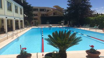 Piscina a l'aire lliure de temporada (horari: 09:00-19:00) i gandules