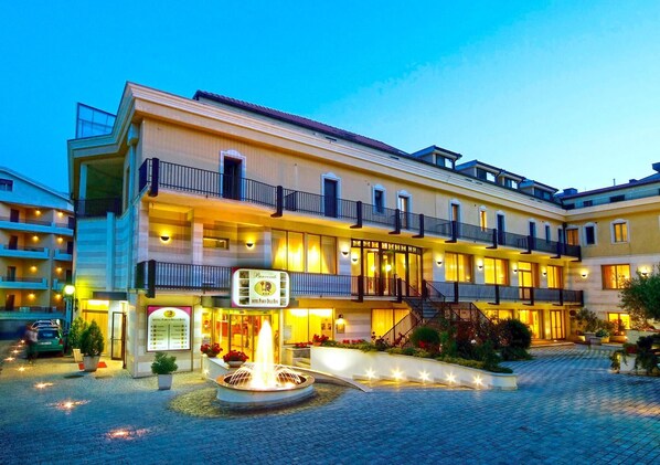 A hotel with a central courtyard, multiple balconies, and a fountain. - Hotel Parco Delle Rose (San Giovanni Rotondo)