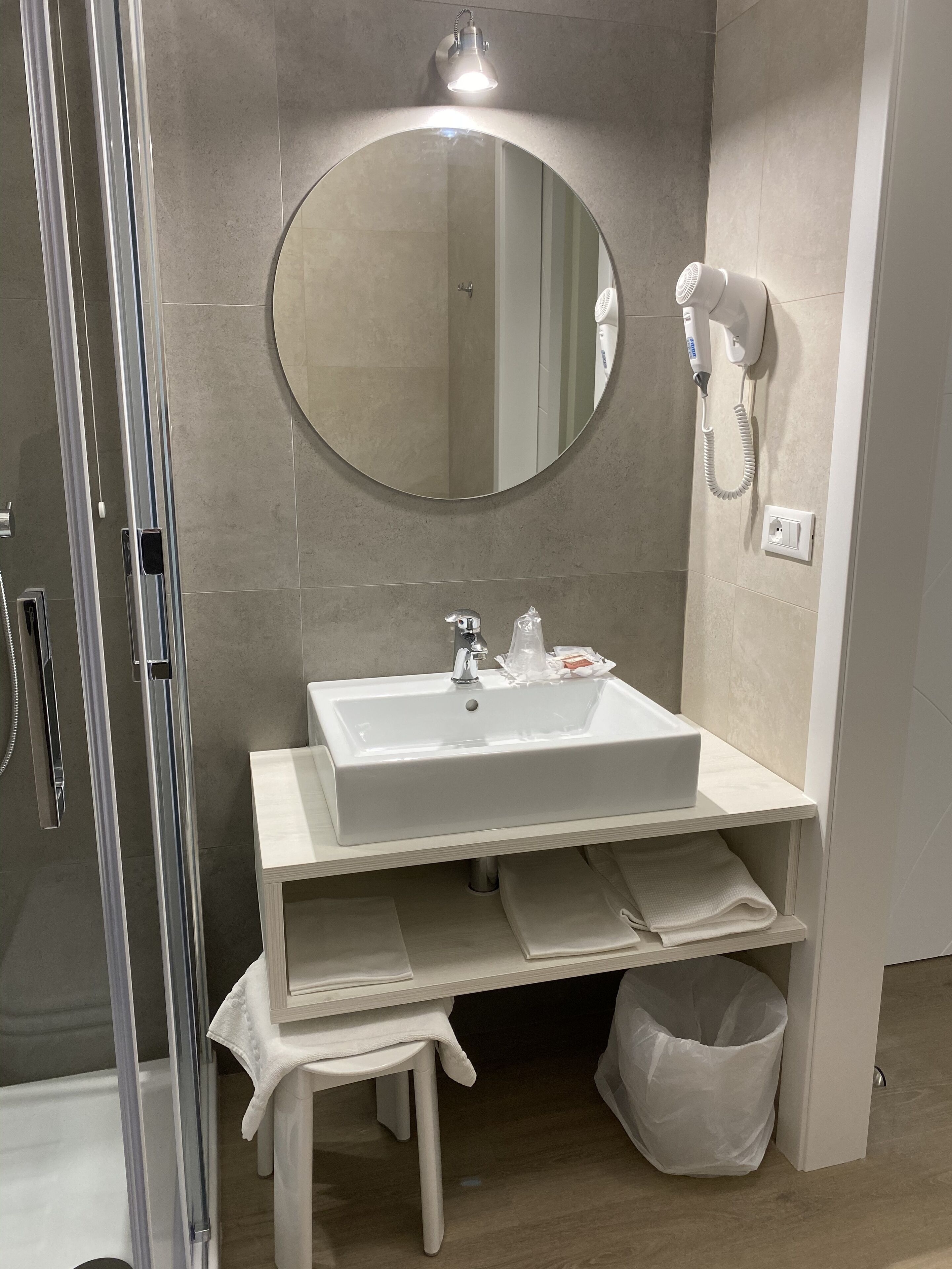 deluxe double or twin room | bathroom | shower, free toiletries, hair dryer, bidet