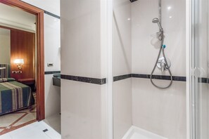 Shower, hair dryer, bidet, towels - Raeli Hotel Regio (Rome)
