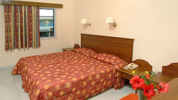 Setrika/meja setrika dan tempat tidur lipat/tambahan