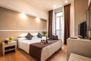 Quarto superior, 1 cama de casal, vista para a cidade | Cofres nos quartos, escrivaninha, Wi-Fi de cortesia, roupa de cama