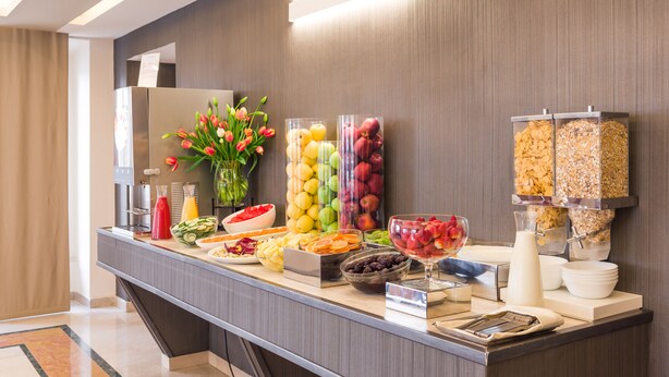A breakfast buffet with various fruits, vegetables, and cereals. - Raeli Hotel Siracusa (Rome)