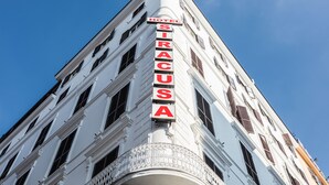 A corner of a building with a sign that reads "HOTEL SIRACUSA." - Raeli Hotel Siracusa (Rome)