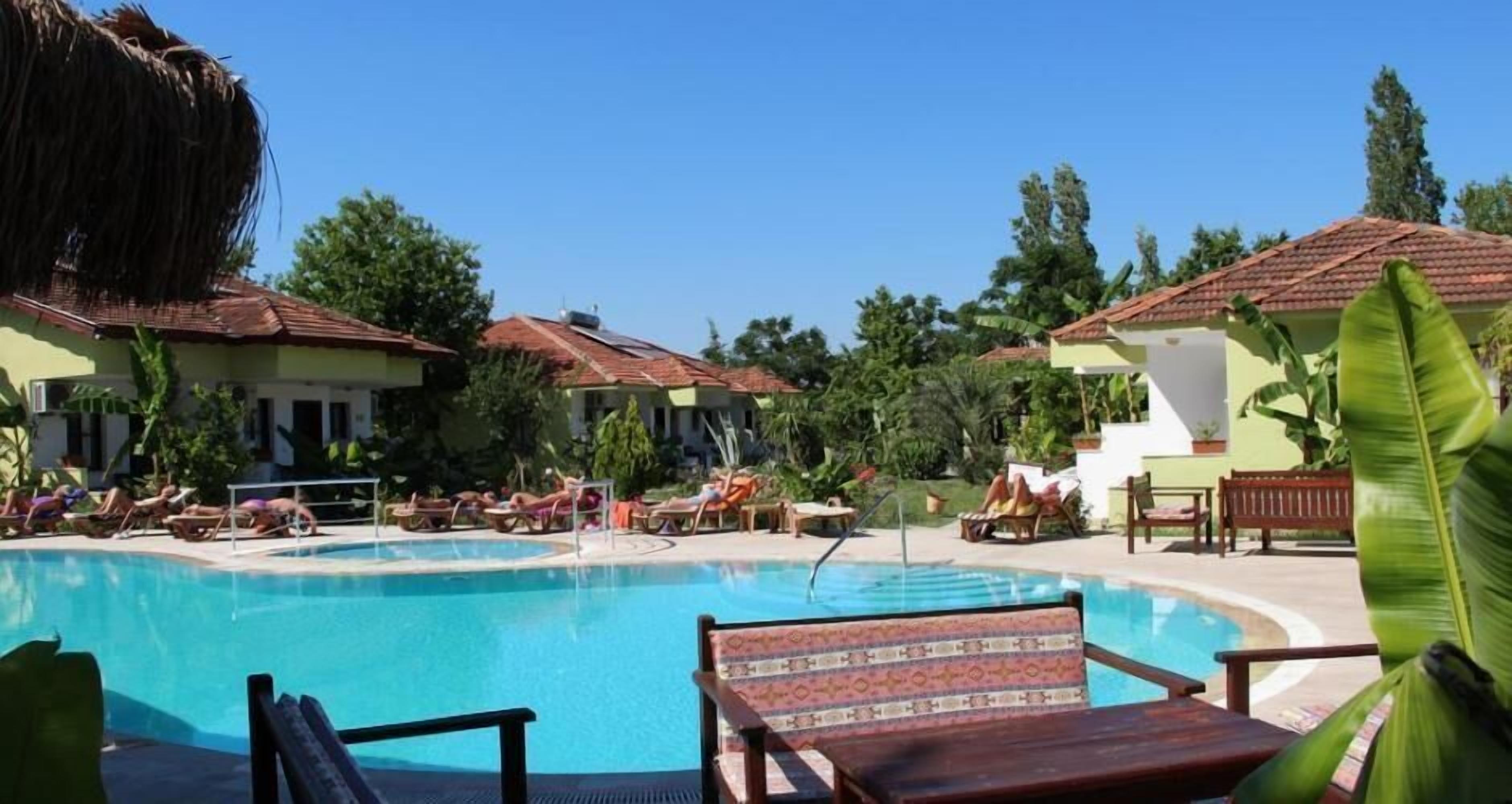 Hồ bơi ngoài trời phục vụ theo mùa, ghế dài tắm nắng 