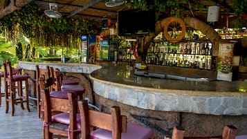 Swim-up bar
