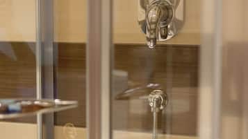 Triple Room | Bathroom | Free toiletries, hair dryer, bidet, towels