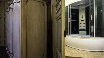 Suite | Deep soaking bathtub