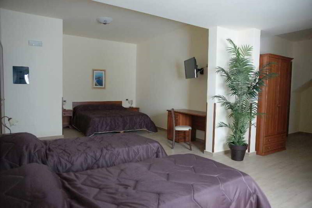Minibar, desk, cribs (free), WiFi (free)
