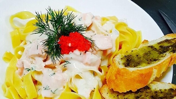 Pasta med cremet sauce, rød kaviar og et stykke dild.