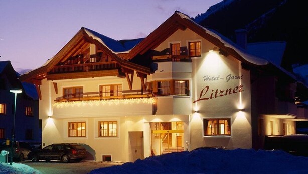 Un hotel con un letrero que dice 'Hotel Garni Litzner'.