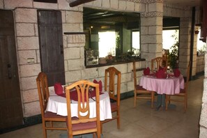 Lunch and dinner served, international cuisine