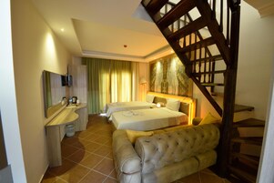 Frigobar, cofres nos quartos, escrivaninha, cortinas blackout