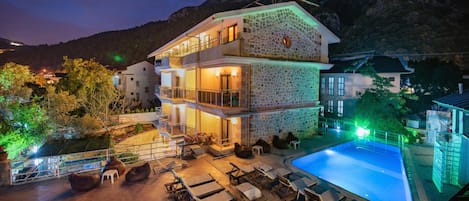 Una piscina al aire libre