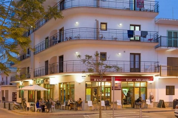 Un immeuble à plusieurs étages doté d’une terrasse et abritant un restaurant appelé « Fosal ».