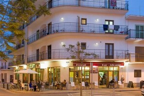 Een meerlaags gebouw met terras en een restaurant genaamd 'Fosal'.