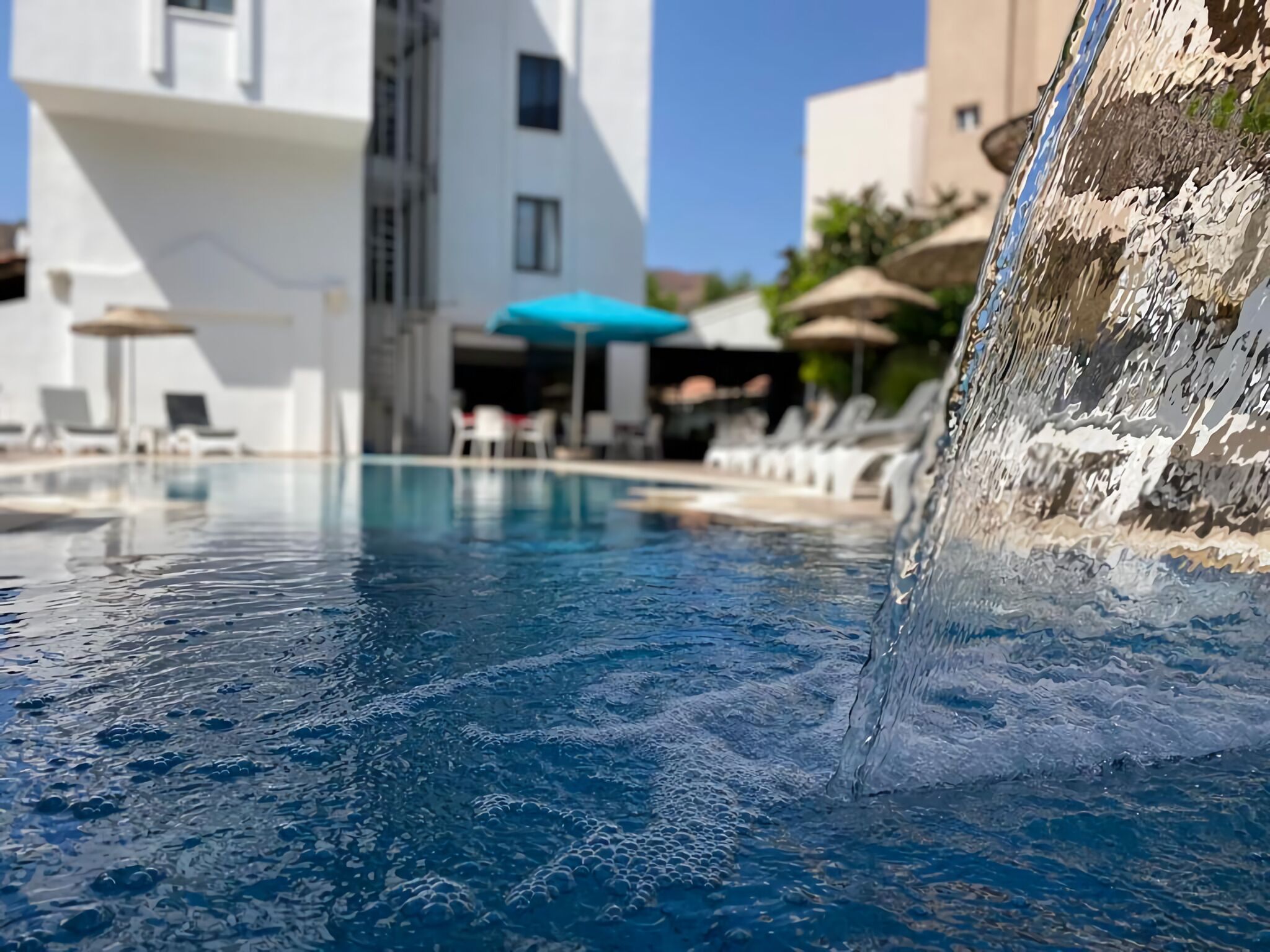 Außenpool (je nach Saison geöffnet), Sonnenschirme, Liegestühle