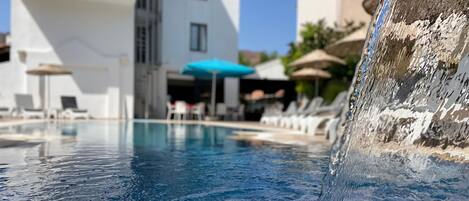 季节性开放的室外游泳池,08:00 至 18:30 开放,池畔遮阳伞,日光浴躺椅