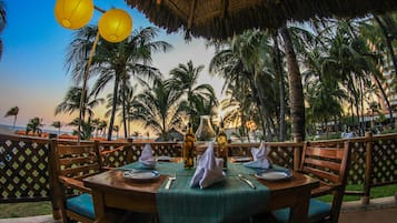 2 restaurantes; se sirven desayunos y cocina local e internacional