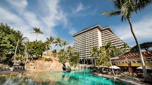 3 piscines extérieures, parasols de plage, chaises longues