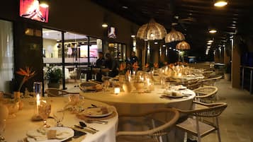 2 restaurants, serveren ontbijt, lokale en internationale gerechten