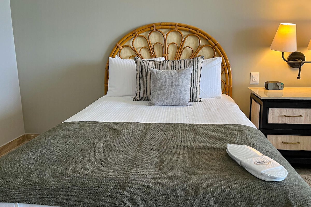 1 bedroom, premium bedding, in-room safe, laptop workspace