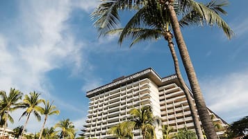 3 piscines extérieures, parasols de plage, chaises longues