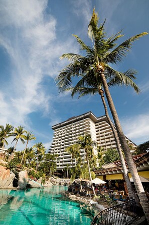 3 Außenpools, Sonnenschirme, Liegestühle