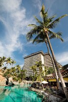 3 室外游泳池，池畔遮阳伞，日光浴躺椅