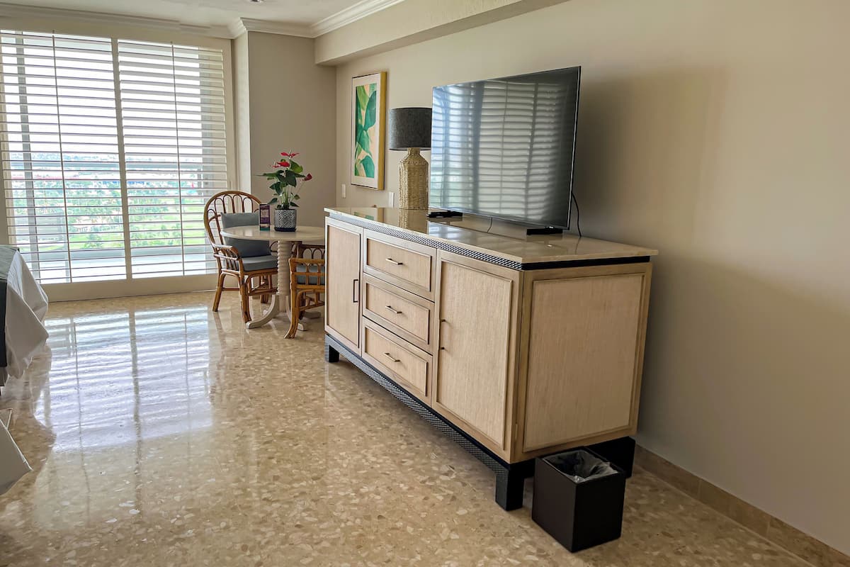 Deluxe Golf View Double | Premium bedding, down comforters, pillowtop beds, in-room safe