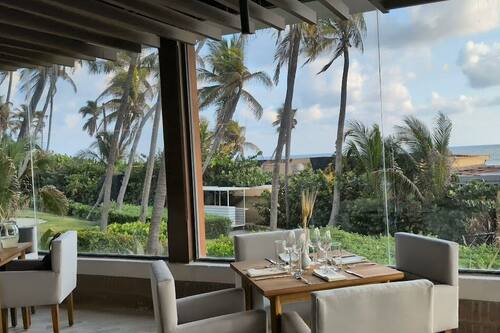 2 restaurants servant le déjeuner, cuisine locale et internationale