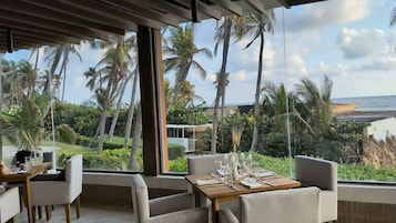 2 restaurantes, se sirve desayuno, cocina local e internacional 