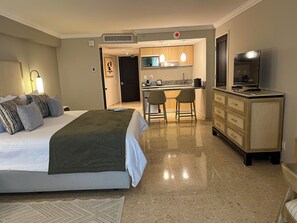 Princesa Loft Golf View King | Premium bedding, down comforters, pillowtop beds, in-room safe - Princess Mundo Imperial (Acapulco)