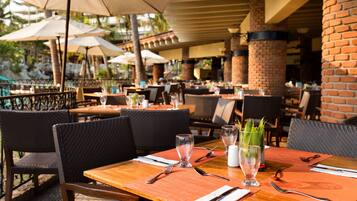 Desayuno buffet todos los días (con cargo)