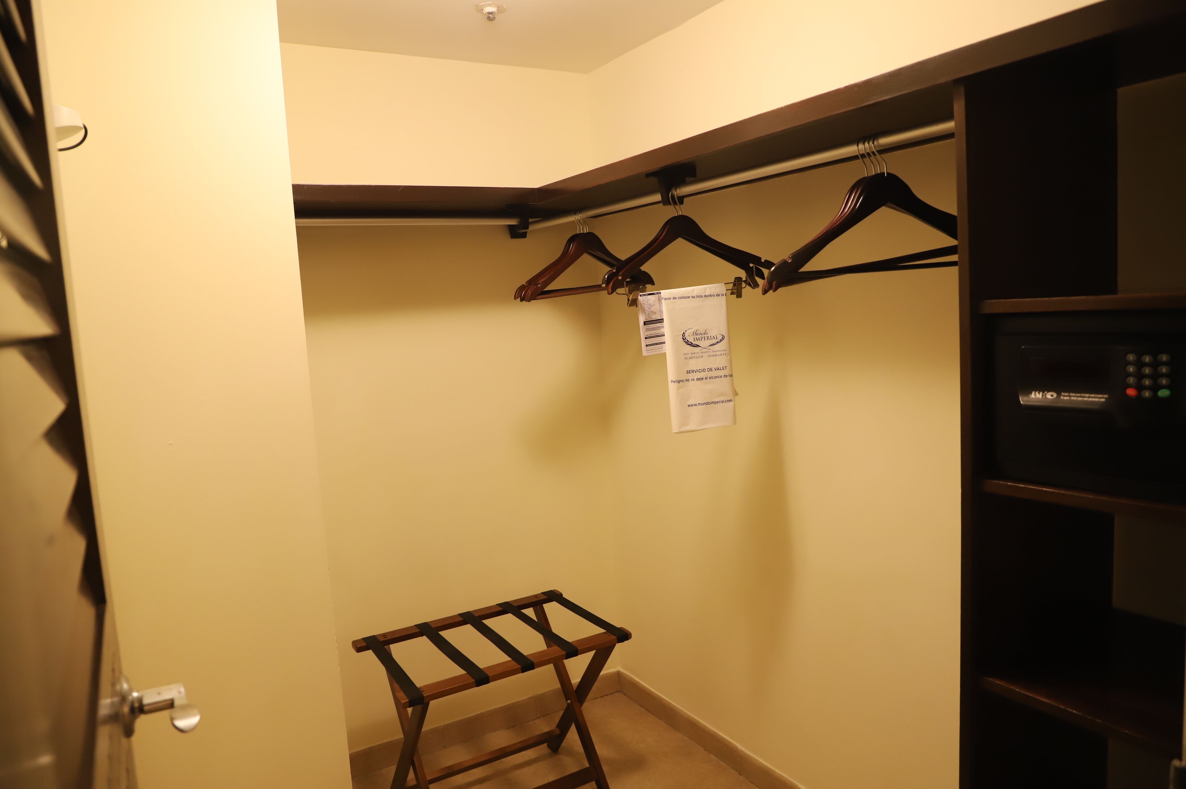 Platinum Golf View King | Wardrobe