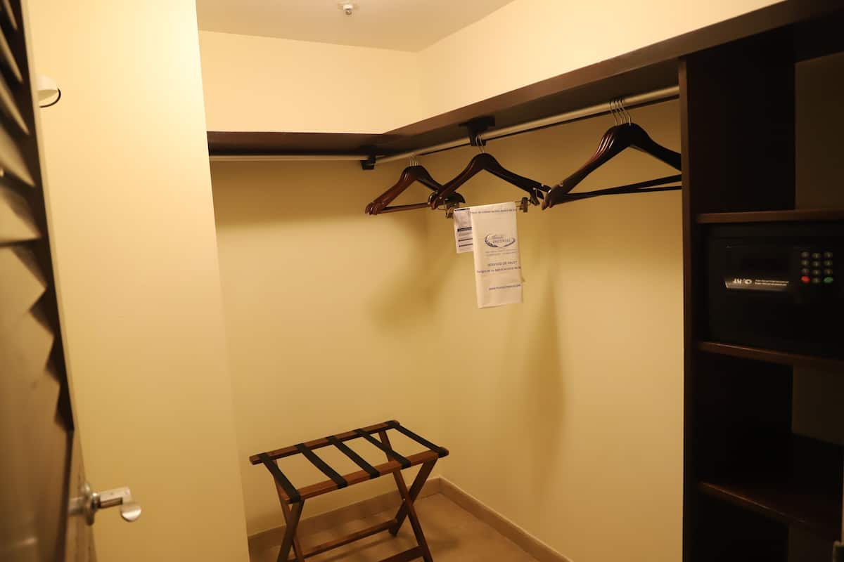 Platinum Golf View King | Wardrobe