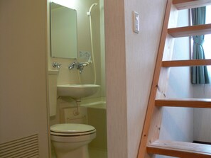 A bathroom with a toilet, sink, and shower. - Pension Locomotion (Kutchan)