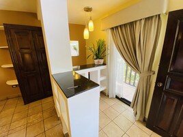 小型套房 | 迷你吧、办公桌、免费 WiFi、床单