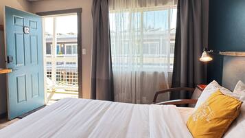 Room, 1 Queen Bed | Desk, laptop workspace, iron/ironing board, travel cot