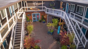 A hotel with a pub and grill, outdoor seating, and a staircase. - Salt Hotel & Pub (Ilwaco)