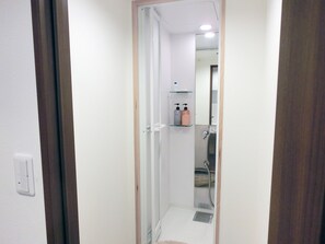 Bunk Bed in Mixed Dormitory Room | Bathroom shower - Omotenashi LAB - Hostel (Sakura)