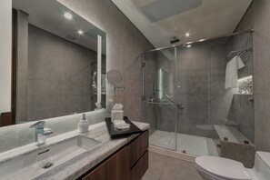 豪華套房, 2 間臥室, 廚房, 城市景觀 | 浴室 | 淋浴設備、免費盥洗用品、吹風機、毛巾