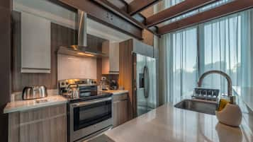 Loft, Kitchen, City View | Private kitchen | Full-sized fridge, microwave, stovetop, dishwasher