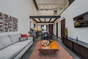 Ropa de cama de alta calidad y caja de seguridad en la habitación 