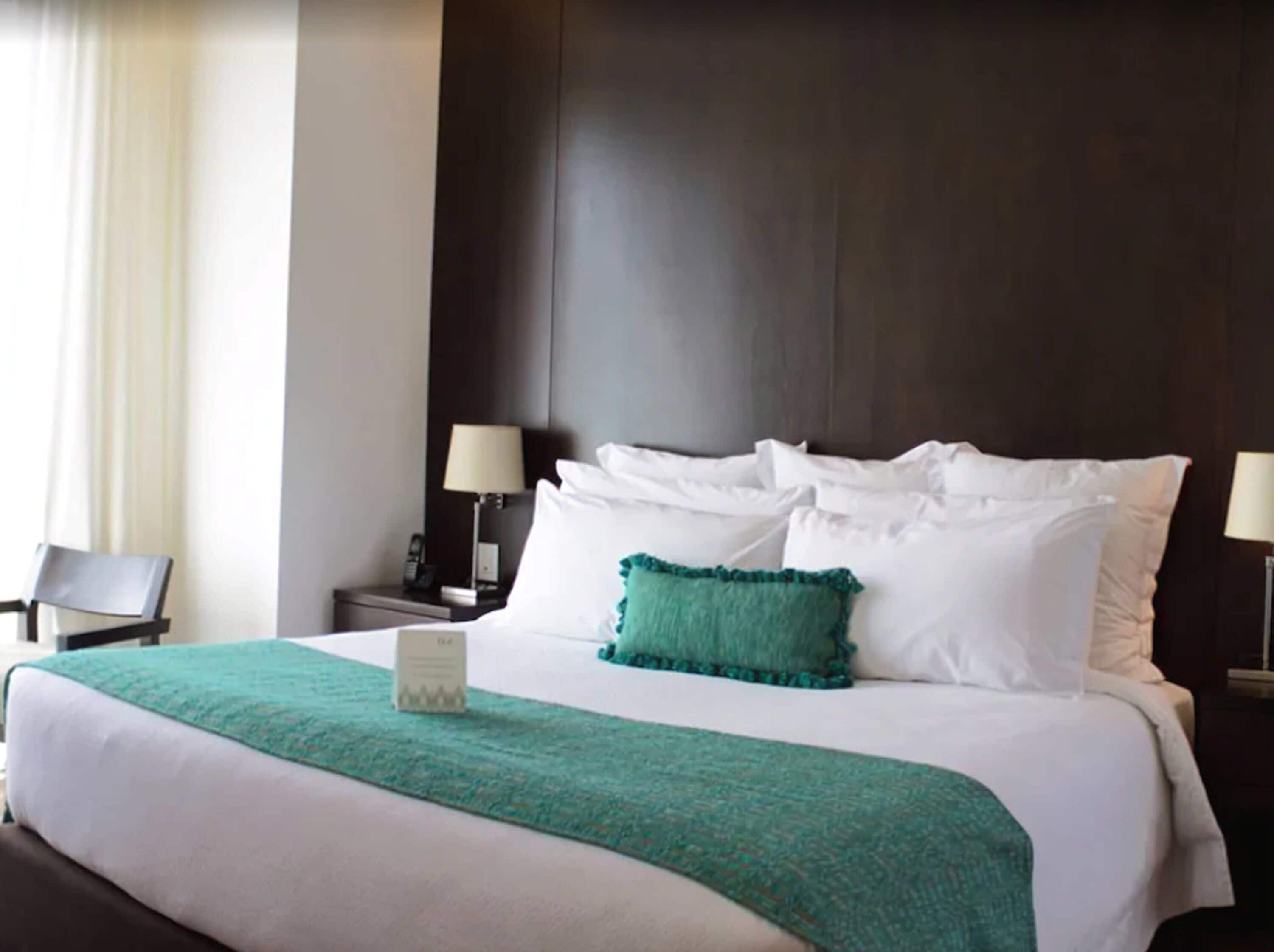 Premium suite, keuken, uitzicht op de stad | Luxe beddengoed, een kluis op de kamer, een bureau